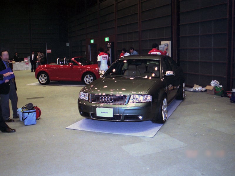新車発表会2002展示車両仕上げアウディー